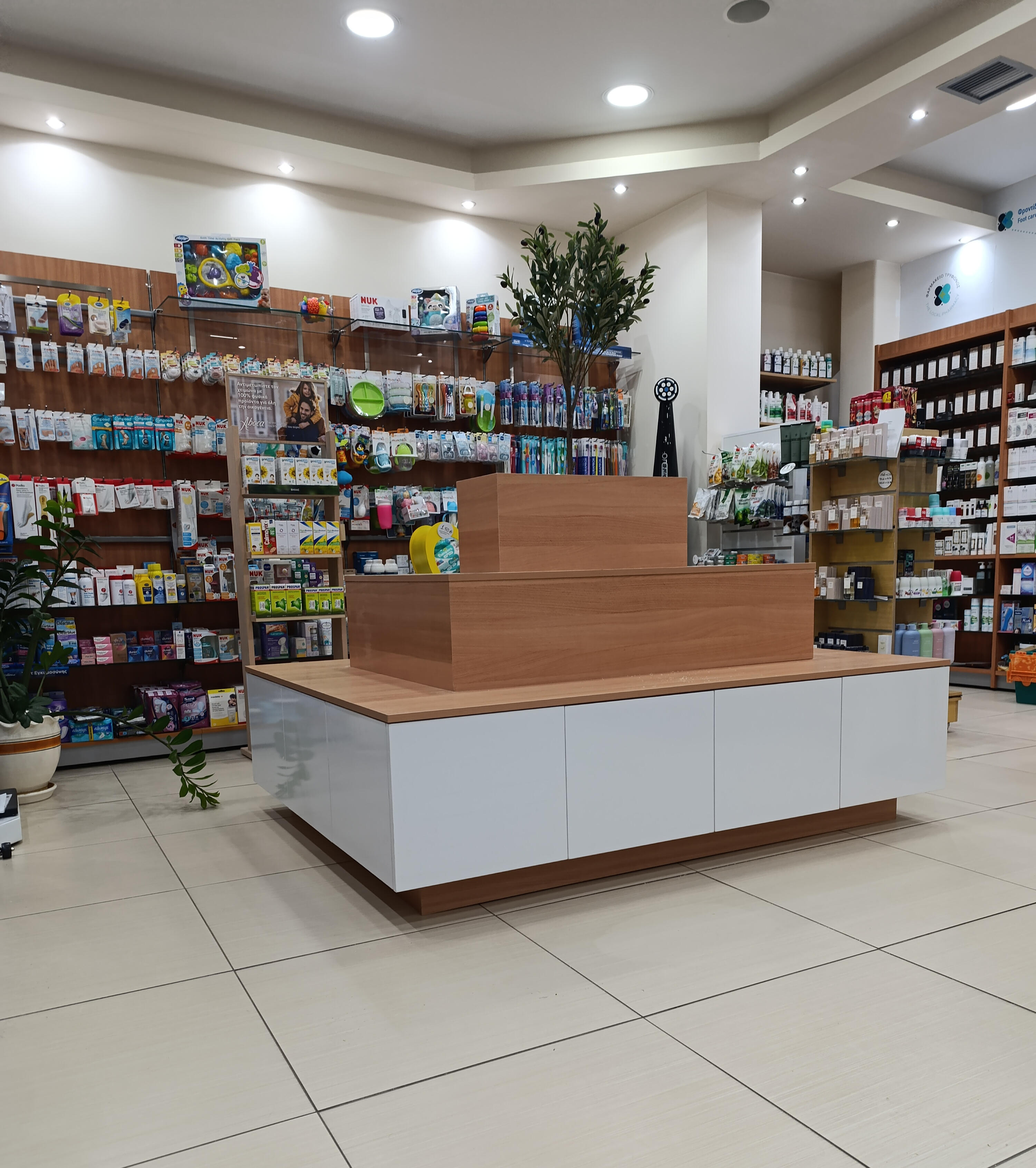 Έπιπλο καταστήματος κατά παραγγελία Έπιπλο καταστήματος κατά παραγγελία από τη Wood Project Ζαφειράκης